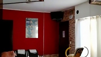 Η Γυναίκα Μου Κερδίζει Χρήματα Κάνοντας Σεξ Με Έναν Νεαρό Άνδρα
